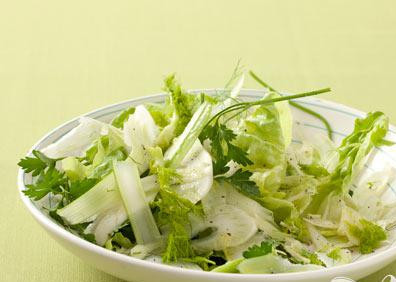 1. Этап. Салат из фенхеля с петрушкой: 4. Сложить зелень и измельченный корень фенхеля в большую чашу, залить свежеприготовленной заправкой для салата и осторожно перемешать, не сминая зелень. Салат нужно подавать к столу сразу после приготовления.