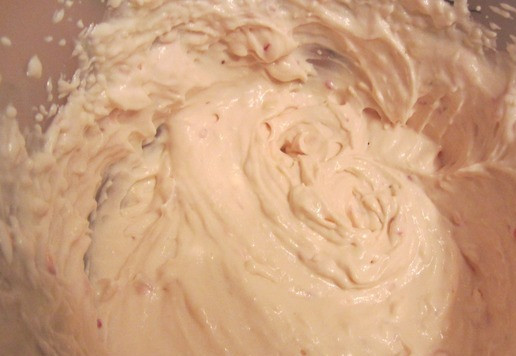 1. Этап. Самые быстрые пирожные: И немного взобьём миксером на небольшой скорости. Буквально 1 минутку. Нам нужно только чтобы масса хорошо перемешалась и стала более воздушной.