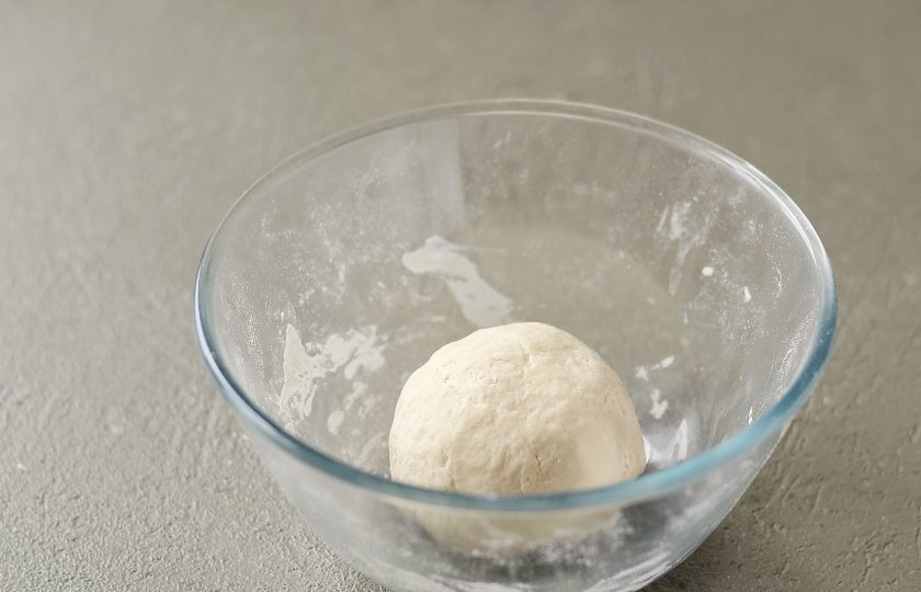 1. Этап. Постные хачапури: Замесите однородное эластичное тесто. Оставьте его на 20 минут при комнатной температуре.