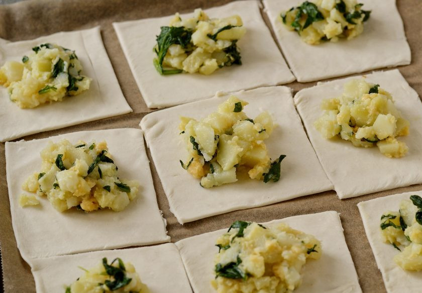 1. Этап. Слойки с картошкой: Тесто тонко раскатайте, разрежьте на квадраты. В центр выложите начинку.