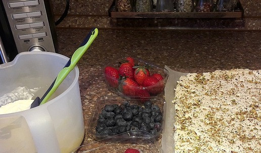 1. Этап. Меренговый рулет с ягодами и орехами: Крем из маскарпоне и сливок: смешайте сыр и сливки с сахарной пудрой и взбейте миксером