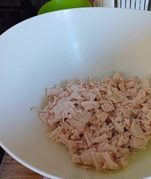 1. Этап. Салат из курицы с ананасом и вяленой сливой: Отварное куриное филе порезать кусочками