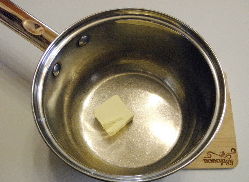 1. Этап. Бешамель соус: 3. В сотейнике растопите кусочек сливочного масла на очень медленном огне, чтобы не пригорело.