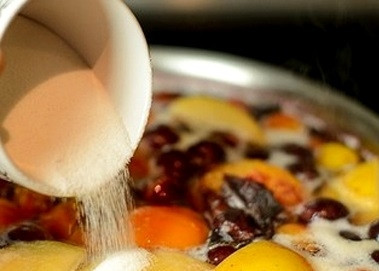 1. Этап. Компот из свежих фруктов: 4. Добавьте по вкусу сахар. Аккуратно перемешайте и проварите компот минут 10. затем выжмите туда сок половинки или целого лимона. Томите еще 5 минут.