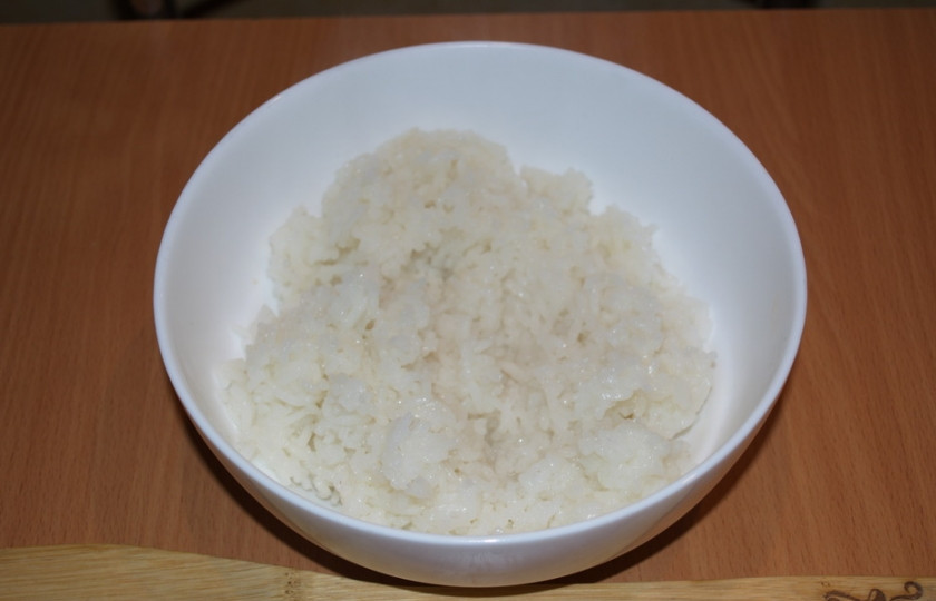 1. Этап. Салат Завтрак туриста: Поместите рис в миску. Можно взять вчерашний рис, оставшийся от обеда, а можно сварить новый.