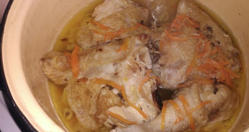 1. Этап. Курица с подливой и овощами: 4. Выложите на окорочка и залейте водой так, чтобы она едва покрыла курицу. Доведите до кипения, добавьте специи, убавьте огонь и тушите около 45 минут.