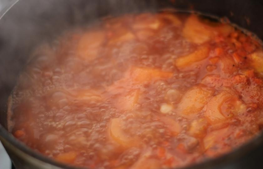 1. Этап. Фасулада: Далее открыть крышку и добавить соль, еще немного поварить и можно подавать. В каждую порцию добавить нарубленную петрушку.