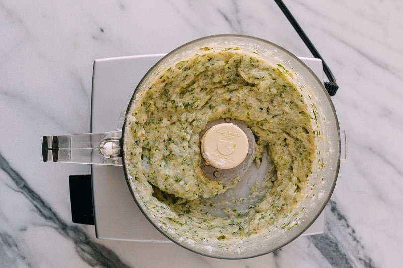 1. Этап. Гренки с креветками по-китайски: 2. Смешайте все содержимое до образования однородной пасты.