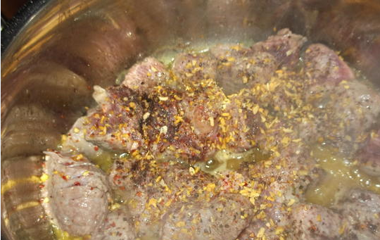 1. Этап. Хазани хоровац: Топим в кастрюле масло, кидаем в кастрюлю мясо и жарим на сильном огне. Как только оно схватится, тут же убавляем огонь до среднего. Жарим до готовности, на это уйдет около 20 минут.