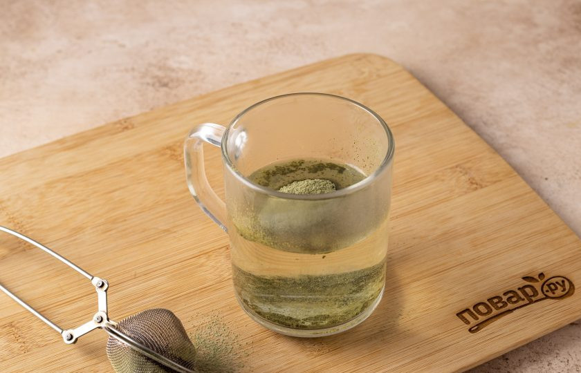 1. Этап. Матча чай: Просейте матча порошок в кружку. Чтобы не оставалось комочков, можно использовать небольшое ситечко.