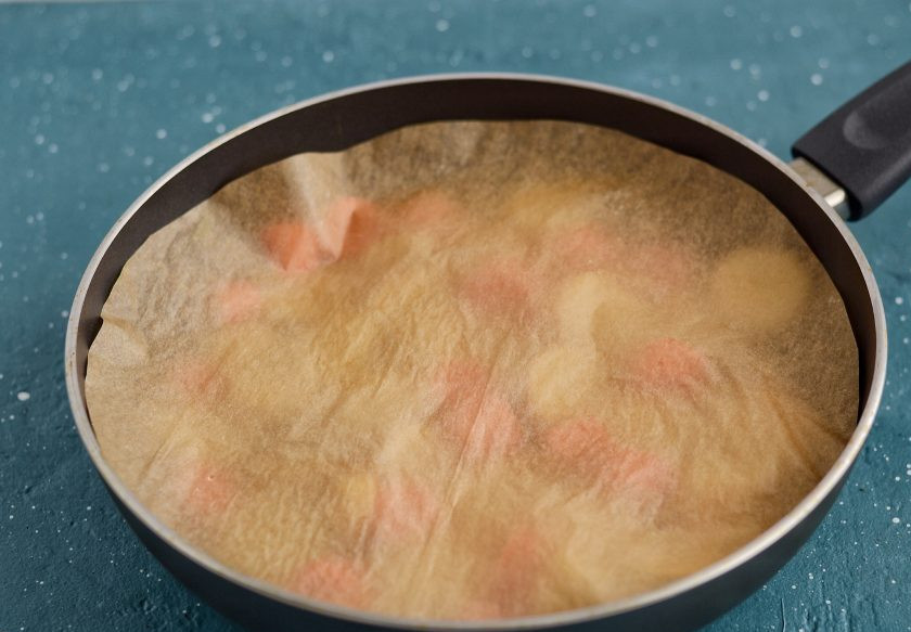 1. Этап. Глазированные овощи: Накройте сковороду пергаментом, оставьте на 10 минут тушиться на средне-низком огне.