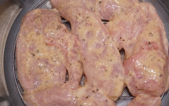 1. Этап. Куриная грудка в аэрогриле: 5. Курочку выложите на решетку аэрогриля.