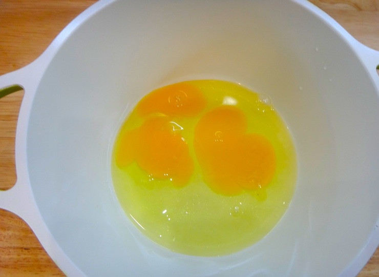 1. Этап. Тарталетки с фруктами в желе: Тем временем займитесь кремом. Для этого яйца разбейте в миску.