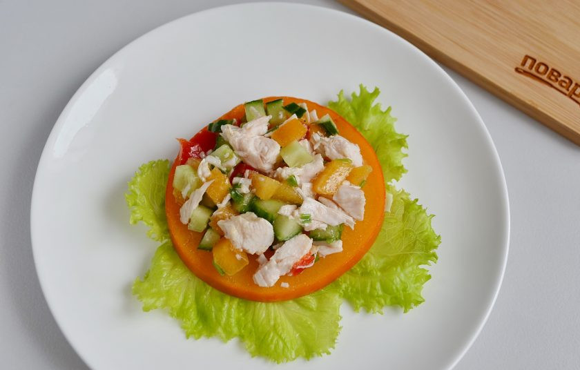 1. Этап. Слоеный салат из хурмы: Распределите часть салата.