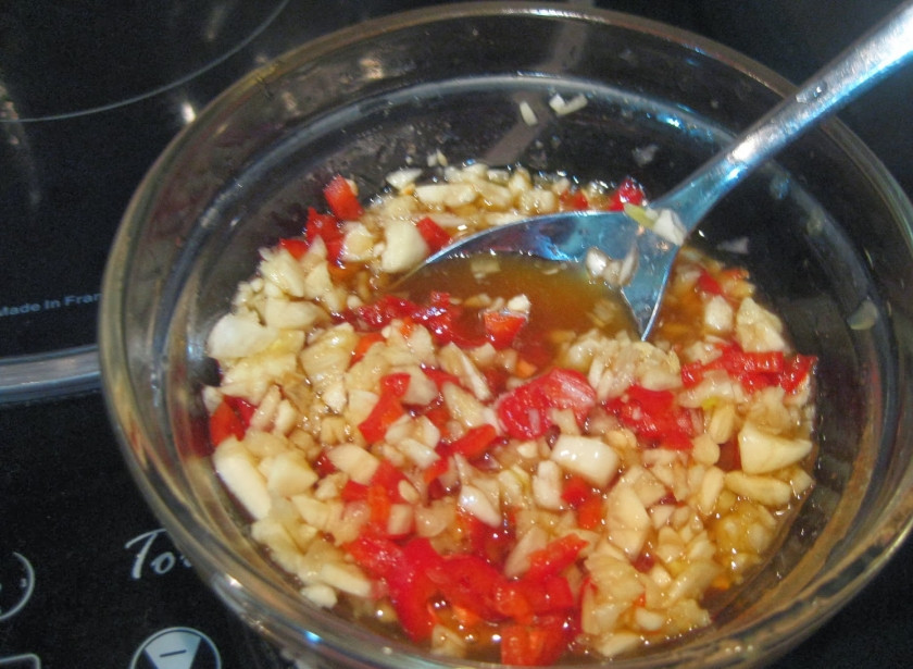 1. Этап. Свинина отварная с овощами: 4. Рецепт приготовления свинины отварной закончен. Теперь можно приступать к соусу. Для начала необходимо чеснок очистить и выдавить через пресс. Отправить на сковороду с небольшим количеством оливкового масла и слегка обжарить. При желании можно использовать его только для аромата (целиком зубчик на сковороду, а затем аккуратно достать). Добавить сахар и соевый соус. Из лимона выжать сок и добавить в соус по вкусу. Перец чили можно измельчить или добавить целиком (затем его достать). Затем соус необходимо попробовать и при необходимости добавить еще сахара, лимонного сока или соевого соуса.