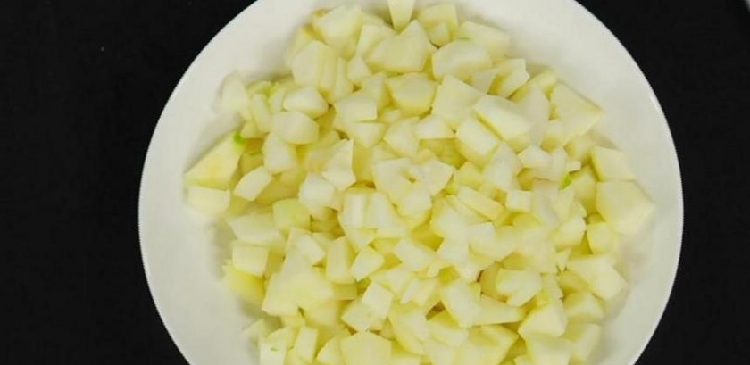 1. Этап. Голландский яблочный пай: 3. Яблоки помойте, очистьте и нарежьте небольшими кусочками. Сбрызните лимонным соком, иначе они потемнеют.