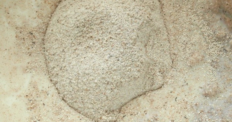 1. Этап. Гречневые блины заварные: 1. Стакан воды смешаем с гречневой мукой, а оставшиеся 50 мл подогреем, и разведем в них дрожжи. Когда закваска станет булькать, добавим ее к тесту, также добавим вскипяченное бурлящее молоко, сахар и специи по вкусу.