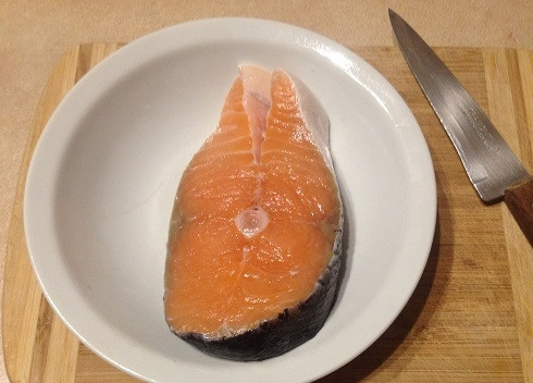 1. Этап. Лосось, запеченный с моцареллой: 1. Из такого вот стейка (грамм на 300-350) мы приготовим отличное блюдо. Разделим стейк на две части, удалим кости.