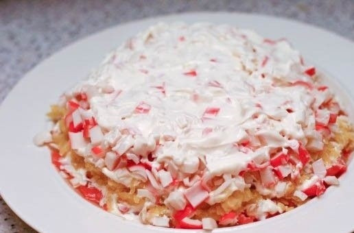 1. Этап. Салат с красной рыбой слоями: 10. Не забывайте смазывать майонезом, иначе салатик может быть сухим.