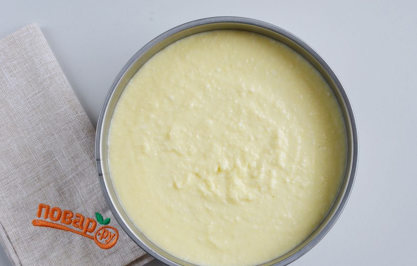 1. Этап. Домашний сыр: В подходящую форму переложите сырную массу. Диаметр 17 см. Отличным решением будет силиконовая форма, но у меня таковой не оказалось под рукой. Отправьте сыр охлаждаться в холодильник минимум на 12 часов.