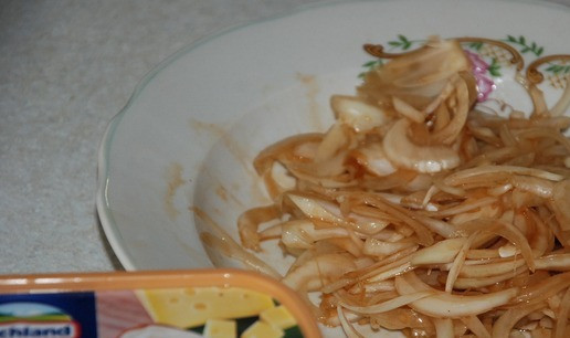 1. Этап. Теплый салат с мясными шариками: Вторую половину луковицы нарезать тончайшими слайсами, добавить кимчи или красный перец, соль, сахар, уксус, соевый соус и хорошенько помять руками. Лука можно сделать побольше. Он очень вкусен сам по себе и отличная добавка почти ко всему, можно просто на кусочек хлеба.