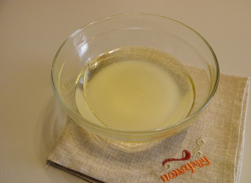 1. Этап. Постный яблочный пирог: Соедините сахар с водой и маслом.