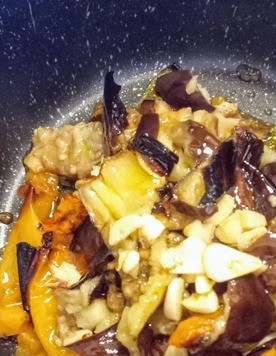 1. Этап. Восточно-европейское блюдо из жареных перцев: Вынуть форму из духовки. И, немного охладив овощи и удалив с перцев кожу, нарубить их до полужидкого состояния. Затем в кастрюле на сильном огне, соединив овощи, добавив чеснок и две оставшиеся ложки оливкового масла, варить их 13 минут, постоянно помешивая.