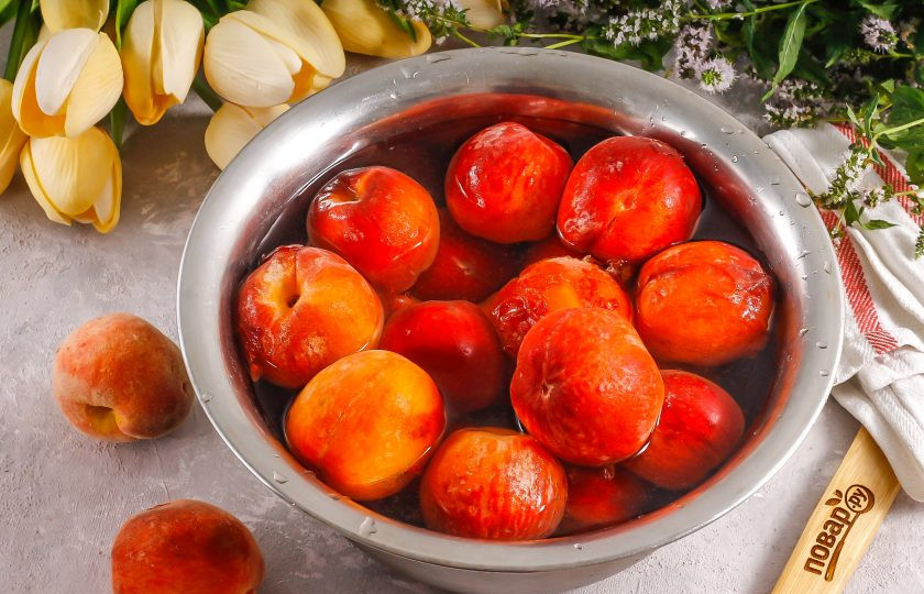 1. Этап. Персики в желе с желатином на зиму: Персики выложите в глубокую емкость и залейте холодной водой. Тщательно промойте их поверхность и обсушите.