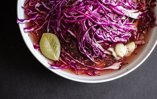 1. Этап. Краснокочанная капуста маринованная: 3. Для приготовления маринада соедините яблочный и винный уксус, воду, добавьте соль и сахар, очищенный чеснок и лавровый лист. Все тщательно перемешайте и залейте капусту маринадом. Оставьте в тепле минимум на 4 часа.