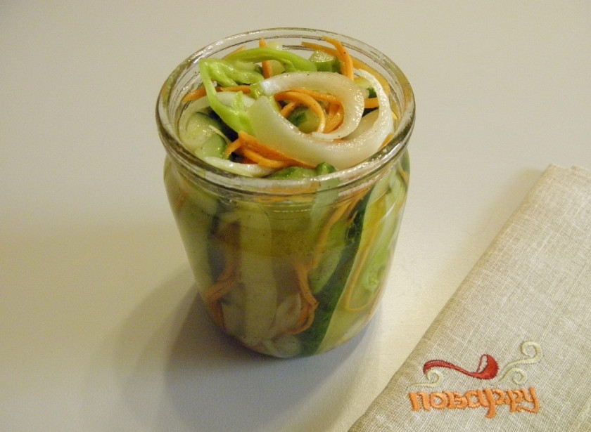 1. Этап. Пикантные огурчики на зиму: Спустя три часа разложите овощи очень плотно по баночкам, заполняя пространство образовавшимся соком.