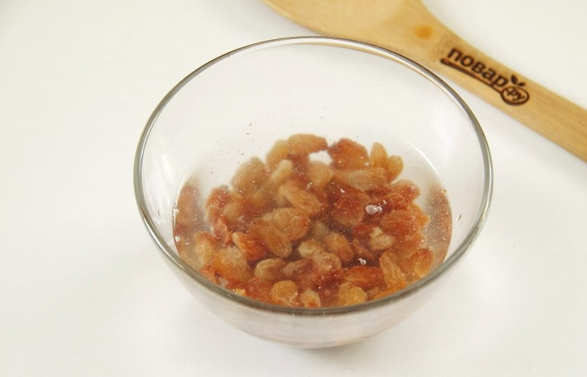 1. Этап. Манник с изюмом на кефире: Изюм промойте, залейте кипятком и оставьте на 10 минут.