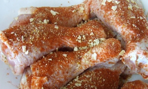 1. Этап. Куриная голень в рукаве: Выкладываем их в миску, солим и посыпаем специями.