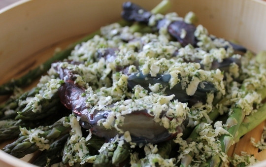 1. Этап. Креветки со спаржей: А сверху натираем на крупной терке приготовленное нами зеленое масло из морозилки.