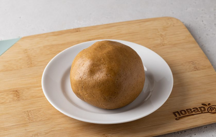 1. Этап. Имбирное печенье на год Кролика: Затем руками сформируйте шар из теста. При необходимости можно добавить ещё муки или 1-2 ч.л. воды, если тесто рассыпается.