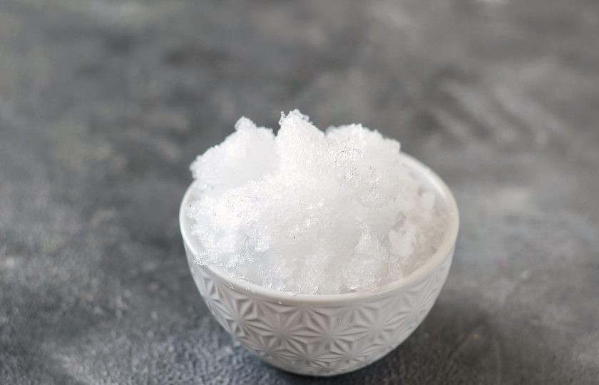 1. Этап. Фредо капучино: Лед измельчите в крошку.