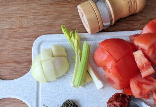 1. Этап. Ленивый томатный суп с тунцом: Берём помидоры, лук, сельдерей, моем, чистим, произвольно режем. Кладём в чашу блендера, добавляем паприку, приправу для рыбных блюд, базилик, томатную пасту, соль. Измельчаем в пюре. Можно пробить, конечно, погружным блендером. У меня приправа: мoлoтый имбиpь, ceмeнa гopчицы, мoлoтый кopиaндp, душиcтый пepeц, чepный пepeц, чили, opeгaнo, чaбep, бaзилик, пeтpушкa, укpoп, тимьян.