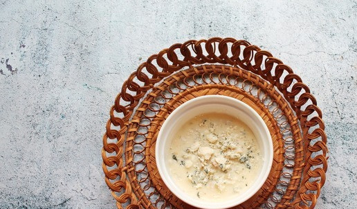 1. Этап. Яйцо-брюле с индейкой: Сверху раскрошите голубой сыр.