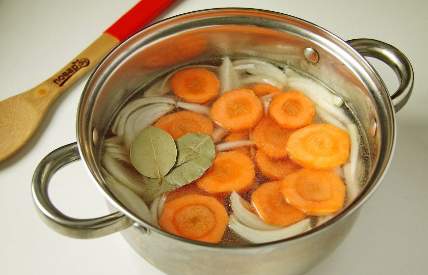 1. Этап. Татариахни: Добавьте лук, морковь, лавровый лист и нарезанное порционными кусками вареное мясо. Варите бульон с мясом и овощами 30 минут.