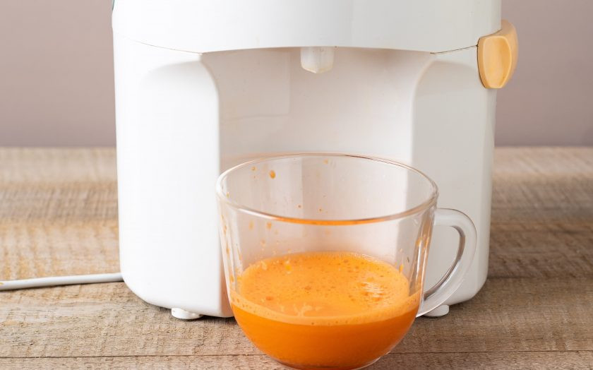 1. Этап. Яблочно-банановый смузи с апельсином и морковью: С помощью соковыжималки выжмите сок из моркови.