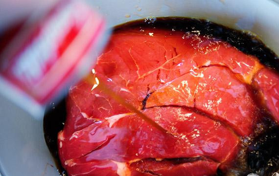 1. Этап. Итальянские горячие бутерброды: Заливаем мясным бульоном.