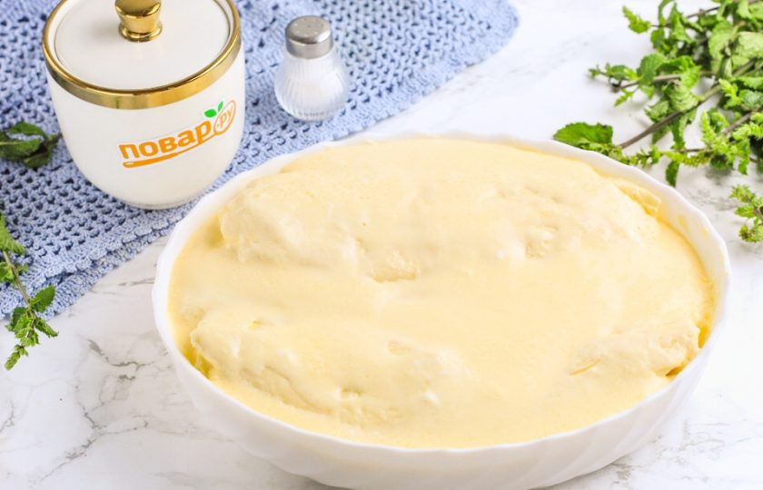 1. Этап. Болгарская баница: Взбейте оставшуюся сметану, сахар и белок куриного яйца, залейте в форму на рулеты. Распределите заливку так, чтобы она их полностью покрыла. Разогрейте духовку до 160 градусов и поместите форму в технику на средний ярус.