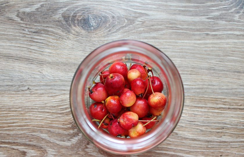 1. Этап. Компот из ранеток и черноплодки: Всыпьте ранетки в банку.