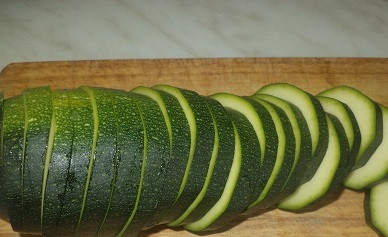 1. Этап. Гарнир к индейке в духовке: Цукини или кабачок нарезаем на кружочки, а потом еще разрезаем на половинки или четвертинки.