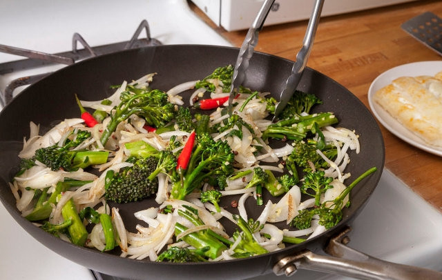 1. Этап. Тушеная треска с брокколи: Теперь овощи: отправьте их на ту же сковороду обжариваться. Лук, брокколи, имбирь, добавьте перец горошком (можете его ножом раздавить), а также перчик чили (они маленькие, кладем целыми). Пока овощи обжариваются, смешайте бульон, крахмал (2 ст.л.) и соевый соус. Спустя 4 минуты после обжаривания, добавьте смесь полученную на сковороду и доведите до кипения.