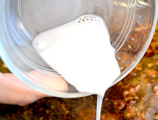 1. Этап. Соус под рис: 3. В стакане соединить 2 столовые ложки воды и кукурузный крахмал. Тщательно размешать и тонкой струйкой влить на сковороду. Это сделает соус под рис в домашних условиях более густым. Аккуратно перемешать, проварить на медленном огне еще около 5 минут.