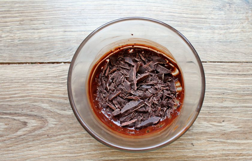 1. Этап. Глазированные сырки со сгущенкой: Шоколад порубите и растопите на водяной бане до однородности. Дайте шоколаду остыть и немного загустеть.