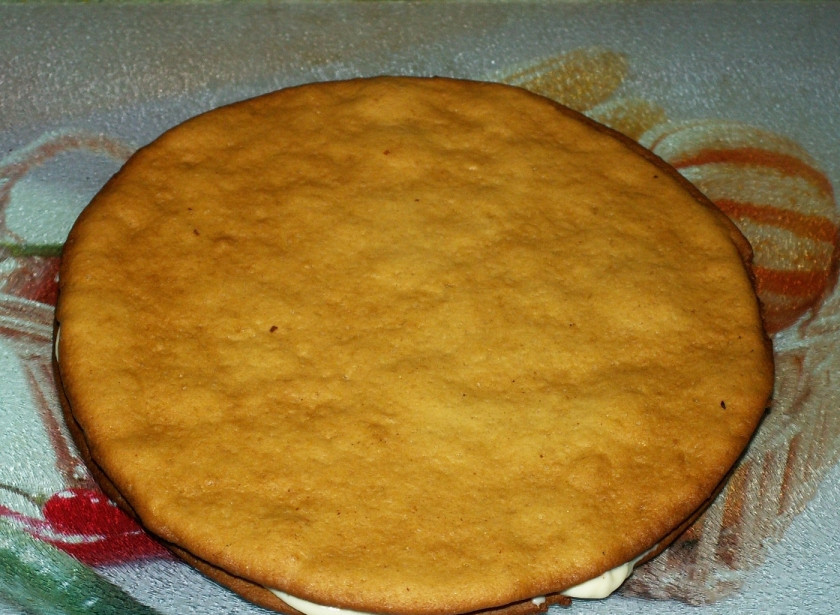 1. Этап. Торт Медовик со сгущенкой: Накройте другим коржом.