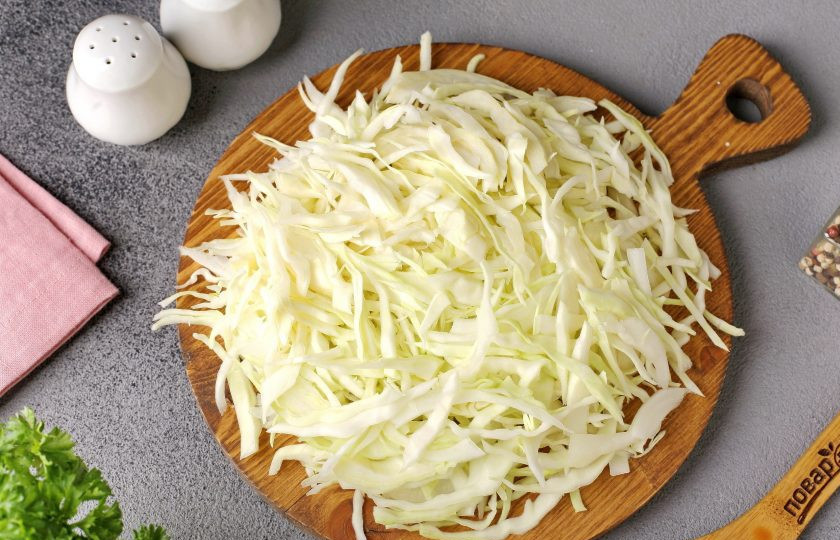 1. Этап. Борщ со свеклой без уксуса: Добавьте в бульон нашинкованную капусту и готовьте 10 минут.