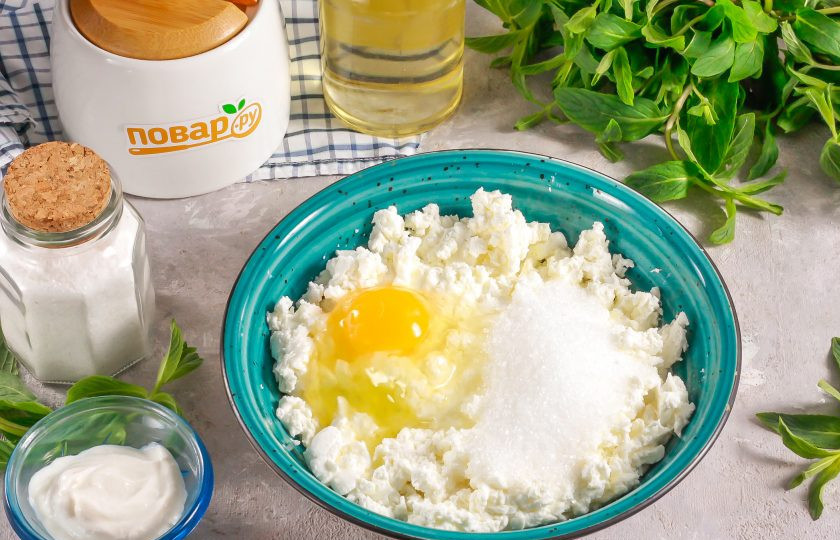 1. Этап. Творожные брусочки: Выложите творог любой жирности в глубокую емкость: миску или салатник. Вбейте туда же куриное яйцо и всыпьте сахарный песок и соль. Тщательно разотрите все вилкой.