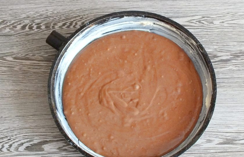 1. Этап. Шоколадная ватрушка с творогом: Сковороду смажьте обильно сливочным маслом. Перелейте в нее тесто. Включите духовку на 180 градусов.